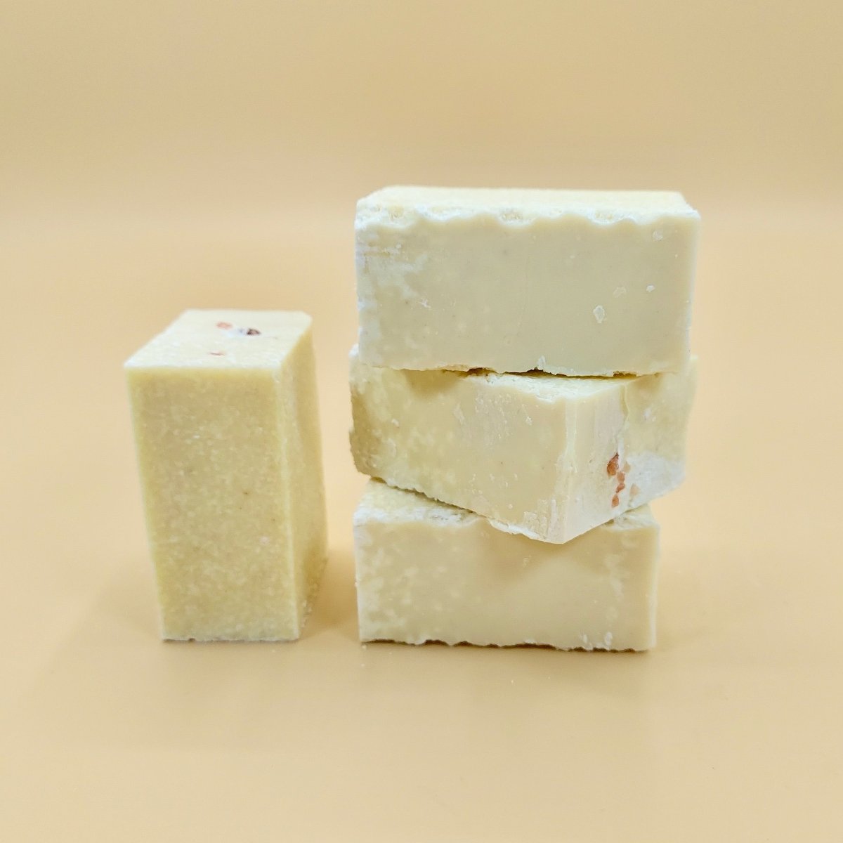 Himalayan salt bar soap has natural exfoliating properties. The coarse texture of the salt helps to gently slough away dead skin cells, revealing smoother and more radiant skin underneath. Regular exfoliation can prevent clogged pores, reduce the appearance of blemishes, and promote a more even skin tone.
